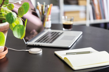 Logotrade Logogeschenke das Foto: Rundes 5W Charging Pad aus Weizenstroh