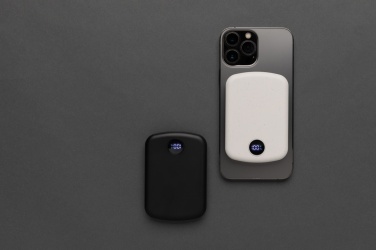 Logotrade Werbeartikel das Foto: MagBoost 5.000mAh magnetische Powerbank aus RCS rec. Plastik