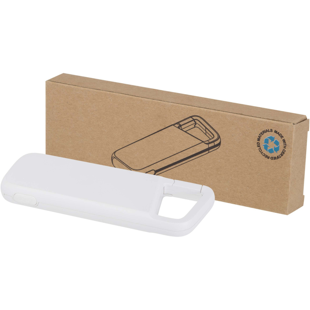Logotrade Werbegeschenke das Foto: Alkes 12 W 5.000 mAh wasserfeste Powerbank aus recyceltem Kunststoff mit Karabinerhaken