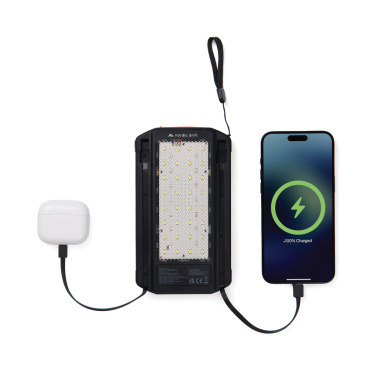 Logotrade Firmengeschenke das Foto: Nordic Drift Titan 10.000mAh Solar Powerbank with 3 Panels