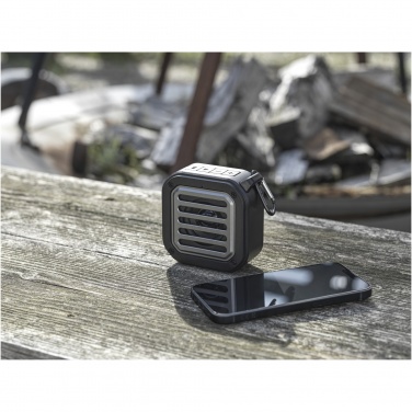 Logotrade reklaamkingi foto: Solo 3W IPX5 RCS taaskasutatud plastikust päikeseenergia Bluetooth® kõlar karabiiniga 