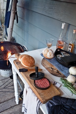 Logotrade reklaamkingi foto: Grillimiskomplekt hamburgeripressi ja pintsliga