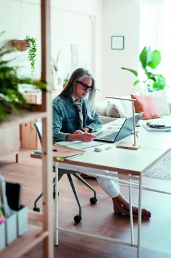 Logo trade ärikingi pilt: Lauavalgusti ja laadija 10W