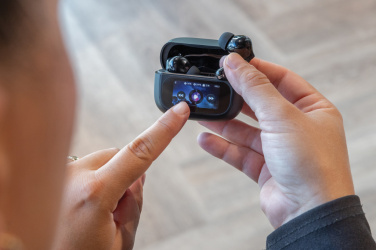 Logo trade reklaamkingi pilt: Airtune RCS taaskasutatud plastist puutetundliku ekraaniga ANC kõrvaklapid