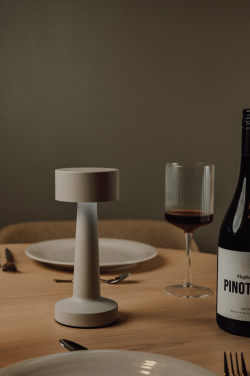 Logotrade firmakingitused pilt: VINGA Maris RCS metallist ja taaskasutatud ABS-ist laualamp