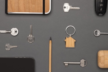 Logotrade mainoslahjat kuva: Bambu talo-avaimenperä RCS kierrätetystä sinkkiseoksesta