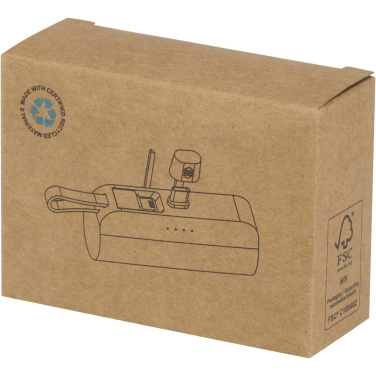 Logotrade liikelahja tuotekuva: Alnair 5 000 mAh:n ja 10 W:n kierrätetystä muovista valmistettu Type-C-varavirtalähde, jossa sisäänrakennettu jalusta ja 2-in-1-kaapeli