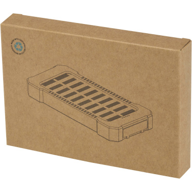 Logotrade liikelahjat mainoslahjat tuotekuva: Altair 5 000 mAh:n ja 10 W:n kierrätysmuovista valmistettu kestävä aurinkoenergialla toimiva varavirtalähde, jossa on sisäänrakennettu taskulamppu