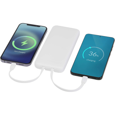 Logo trade mainoslahjat tuotekuva: Adhil 10 000 mAh:n ja 10 W:n kierrätetystä muovista valmistettu varavirtalähde, jossa on kaksi sisäänrakennettua kaapelia