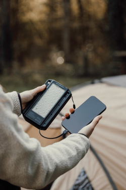 Logotrade mainoslahjat ja liikelahjat tuotekuva: Nordic Drift Titan 10 000 mAh aurinkovirtapankki, 3 paneelia