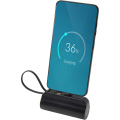 „Alnair“ 5000 mAh 10 W perdirbto plastiko C tipo išorinė baterija su integruotu atlenkiamu stovu ir 2 viename laidu, Vientisa juoda