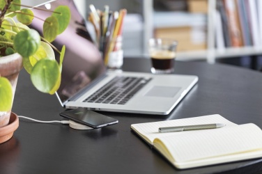 Logotrade profilprodukter bild: Vetestrå rund 5W trådlös laddningsplatta