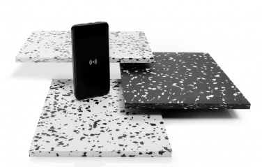 Logotrade profilprodukter bild: Trådlös powerbank i återvunnen plast, RCS standard