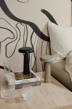 Logotrade reklamprodukter bild: VINGA Avery RCS bordslampa