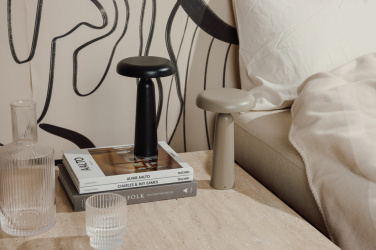 Logotrade profilprodukter bild: VINGA Avery RCS bordslampa