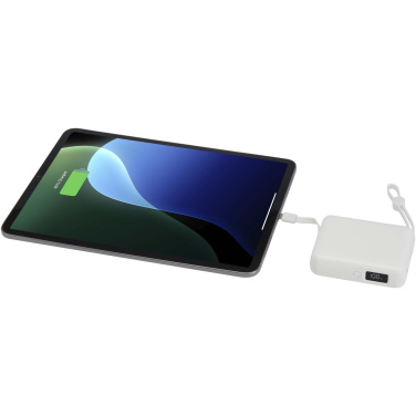 Logotrade kampanjprodukter bild: Acrux 10 000 mAh 35 W powerbank för surfplattor med inbyggd Type-C-kabel – tillverkad av återvunnen plast